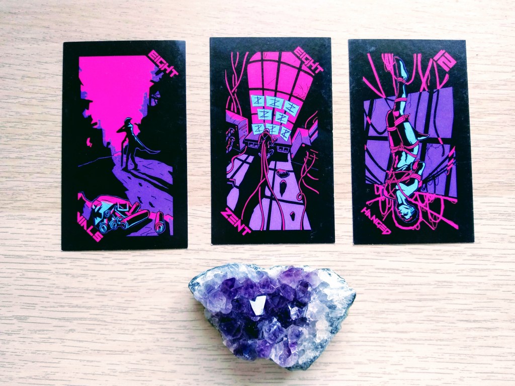 8 de copas, 8 de oros y el Colgado. Baraja: Neon Moon Tarot de PixelOccult